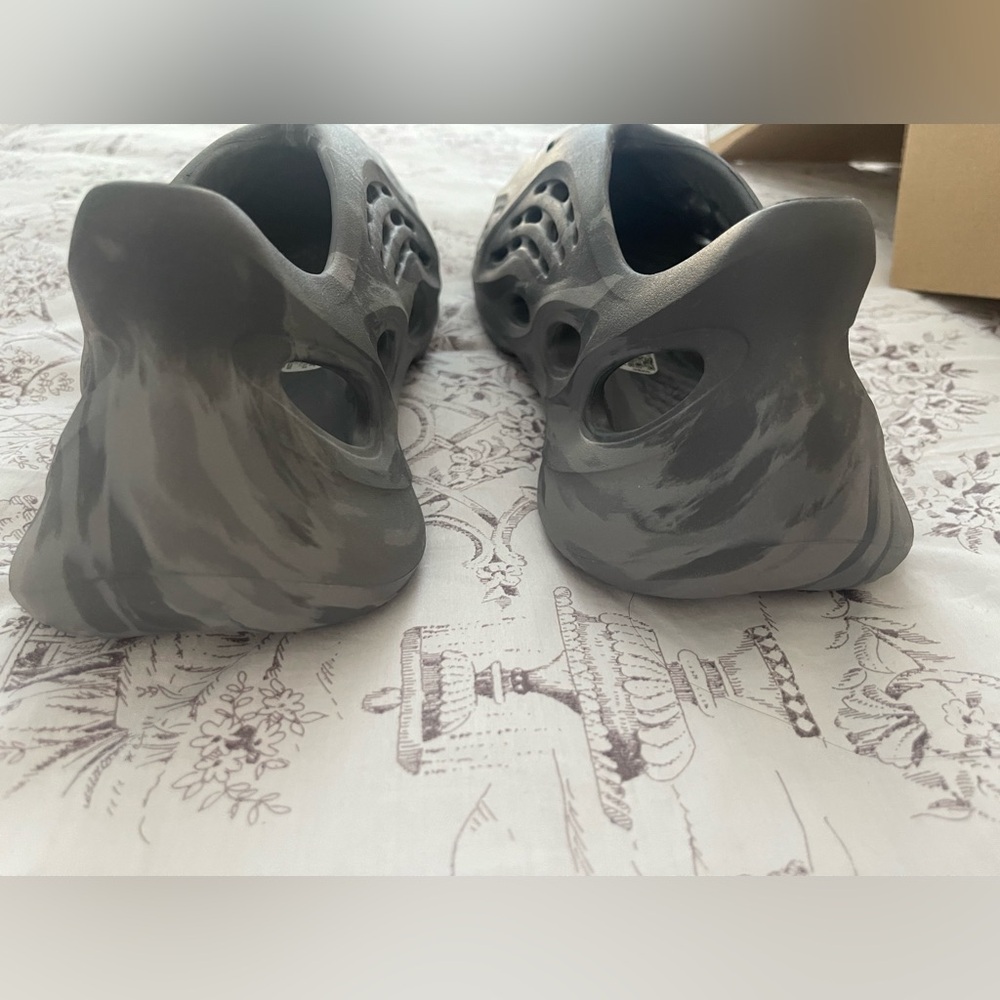 ADIDAS YEEZY FOAM RNR - Picture 5 of 8